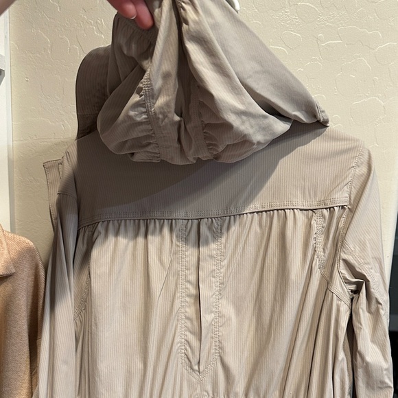 Lululemon lightweight rain jacket - Picture 5 of 6